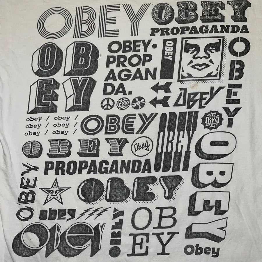 白色字母t恤
