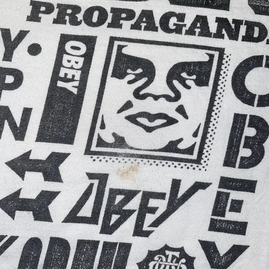 白色字母t恤